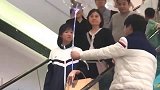 小伙子示爱小姐姐被拒，旁边大哥随意一接化解了尴尬！