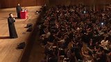 岳云鹏见现场观众唱歌不整齐，和观众一起起哄让孙越唱