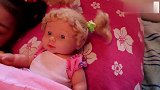 亲子互动游戏：小姑娘和玩具娃娃一起玩耍