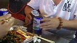 山东街头大叔是这样开啤酒的，你们知道吗