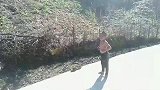 两小朋友的玩耍，似乎看见了童年的自己