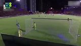 太喜感！守门员手抛球方向太离谱 险些造史诗级乌龙