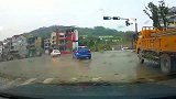 逆行还能追尾，整条路上恰巧聚集我们俩“凤雏和卧龙”