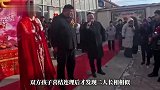 婚礼现场，婆婆和妈妈“撞脸”酷似双胞胎