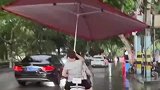路遇撑巨无霸大伞赶紧骑快点蹭个伞