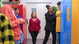霸道女孩vs善良女孩，美女乐于助人，真是好人有好报！