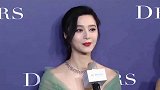 范冰冰分手后首现身，手持鲜花登台合影状态好