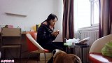 德州扒鸡名不虚传，小沪买了一堆吃的在宾馆里和狗狗一起大快朵颐