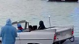 本来以为是一辆敞篷，没想到下水还能浮起来