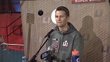 NFL-1617赛季-季后赛-超级碗-布拉迪开幕夜与小球迷亲切互动-专题