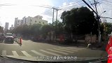 摩托车已经失控，男子居然还在打电话，若不是监控，谁信