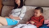 我在沙发上休息，儿子就这么逗我，画面太温馨了！