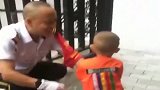 小朋友碰到保安，保安大叔摸了下头，接下来一幕，我笑尿了