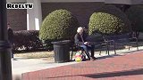 借路人手机打电话然后拿着就跑，人与人之间的信任呢