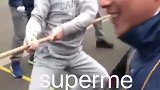 先让对面笑得没力气，然后就赢了