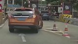 行车记录仪：想蹭我的ETC，门都没有，五秒后精彩发生