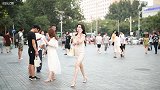三里屯街拍，神仙颜值小姐姐，仙女裙气质十足