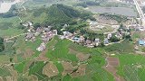 航拍广西的两个村庄，这两个村庄的朝向相反，哪个村才是宝地呢？