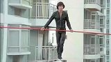 小伙穿着黑皮衣表演走钢丝，任你再厉害，还不是被算计！