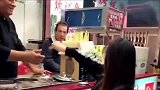土耳其冰淇淋摊主被小姐姐反套路了，让你平时欺负人，太解气了！