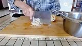 莲菜牛肉饺子馅简单了些，可吃的人真多，原因有嚼劲香气四溢