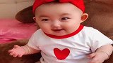 宝宝和妈妈撒娇，露出天使笑容，看完心都萌化了