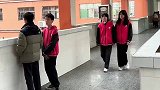校园里女生恶搞男生一下，这样的青春有点可爱
