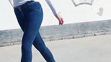 别说成熟的女人不会打扮，这样紧身裤紧身衣打扮一样美丽！