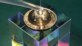 在五角梅花硬币上滴水滴，结果神奇现象出现了！什么物理原理
