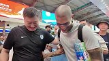 大连英博发视频告别卡兰加,不少球迷机场送机