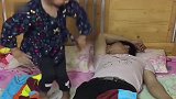 爸爸睡觉蹬被子，接下来一刻女儿的举动，看完不许笑！