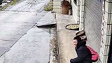 现实版农夫与蛇，男子进人家屋檐下躲雨，转头就把居民的晒物踢入雨中