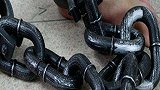 男子携女友组织卖淫 防卖淫女逃跑关狗笼拴铁链