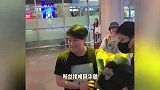 周华健逛商场被偶遇，被粉丝送礼物害羞到脸红，64岁依然不显老