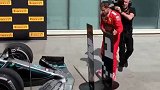 f1 加拿大站，本来率先冲线的维特尔被罚时5秒丢掉冠军。赛后愤怒的他亲手调换了第一名和第二名的立牌…