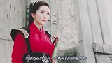杨幂遛狗照片被网友疯传，牛仔长裙竟少一块，腰部粗壮引热议！