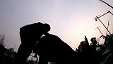 大叔做传统小生意，出一锅就像“放炮”，很多人吃出怀念感