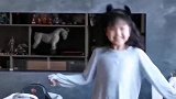 女儿给爸爸表演舞蹈，跳来跳去只有这几个动作，太可爱了