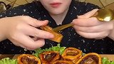 小鱼爱吃牛骨髓，挖一勺吃到嘴里很满足