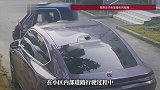 残疾女子驾驶三轮车，反复撞小区停放车辆，车主：损失过万已报警