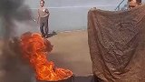 工作人员用毯子覆盖火焰