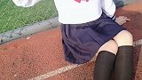网红小姐姐顶着大太阳还在拍作品，百万粉丝，实至名归