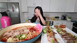 小姐姐做泡菜拉面，一人吃一大锅，太美味了