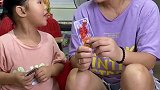 谁让你不分给我一个手掌糖，那我就把你的手掌糖全拿走