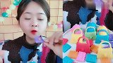 小可爱闺蜜直播吃自制小书包，一口下去很过瘾，是我向往的生活