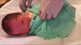 给初生婴儿洗澡，这种独特的方法还真是少见，宝宝超舒服！