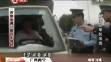 女子不满前夫狠砸其车