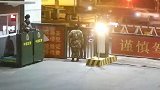 上海：老人迷路找不着儿子，看到武警他立马走了过去
