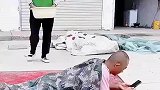 这是什么操作，怎么还穿着衣服就开始搓澡了