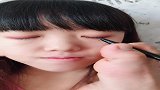 励志的无臂男和袖珍女，老公用脚给老婆画眼线，看起来画的真不错